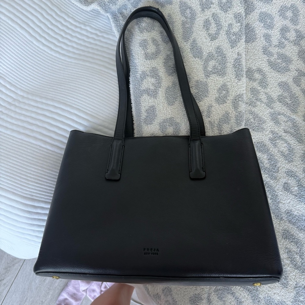 Vegan leather Freja New York Tote - good condition, signs of wear on straps